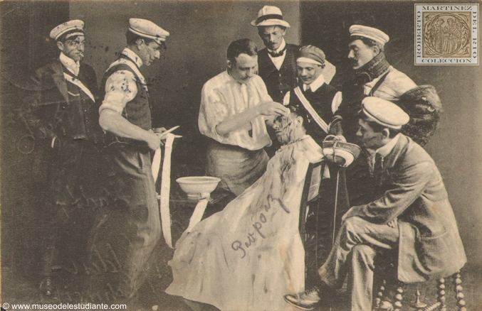 Estudiantes de la Universidad de Heidelberg curando las heridas de la esgrima