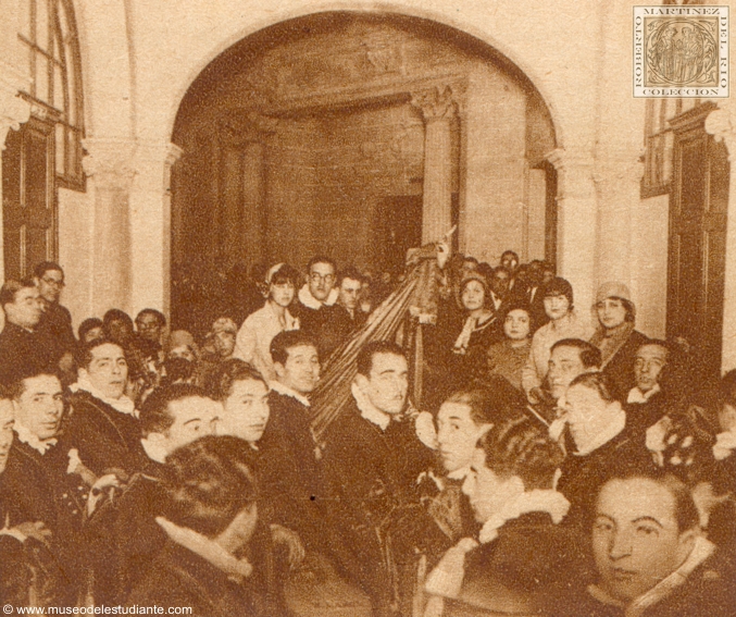 The Tuna Compostelana, who has visited the Exhibition in Barcelona, giving a concert at the Press House