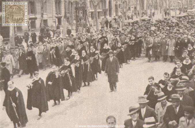 La Tuna Escolar Compostelana desfilando por el Paseo de Gracia, a su llegada a la capital de Catalua