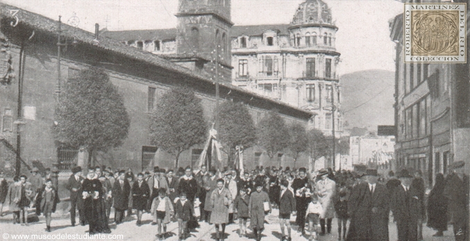 Oviedo. The Tuna Leonesa leaving the University, where the students were greeted by the Rector, the Dean and a representation of the different Faculties