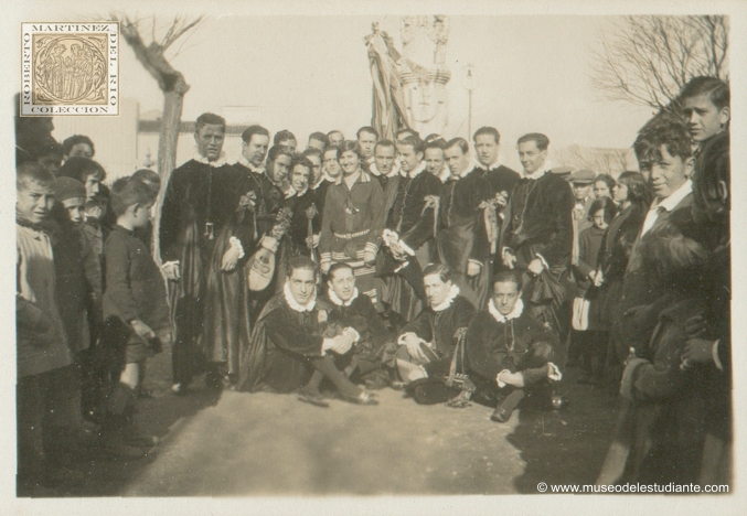 The Estudiantina of the Faculty of Medicine at Cadiz. Group of tunos with the protectress in Mrida (Badajoz)