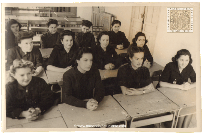 Una clase de chicas en la universidad