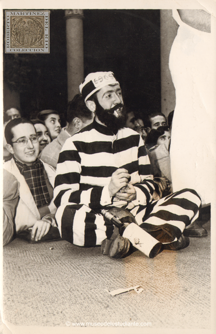 Uno de los estudiantes saliendo preso durante un juego. Preso provisional. Con motivo de la festividad de San Raimundo de Peafort, los alumnos de Derecho de Barcelona organizaron una alegre comitiva, alusiva al mundo de lo legal. en la que este estudiante asuma el papel presidiario. Como podrn apreciar por la foto, el penado supo cuidarse bien a lo largo del transcurso del acto