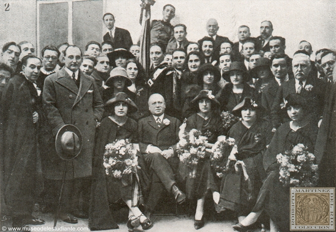 Cordoba. The Estudiantina Madrilea. Male and female students, with the mayor after the reception held in his honor at City Hall