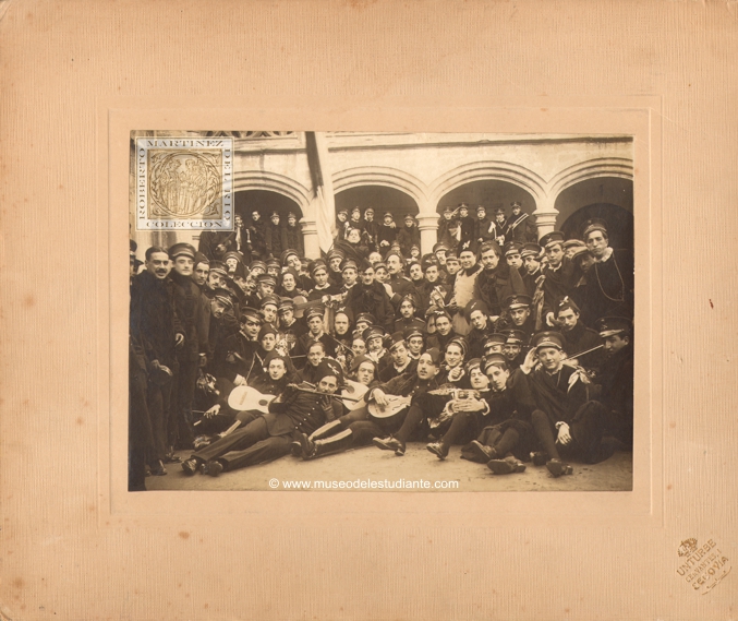 The Valladolid Tuna in his visit to the cadets of the Artillery Academy of Segovia