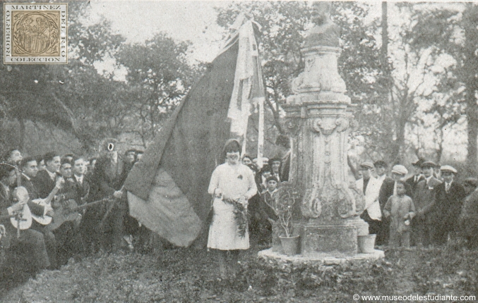 The Medical Estudiantina of Valencia at the monument to the painter Sorolla, where deposited bouquets