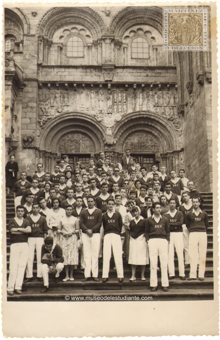 A group of SEU students at the door of Plateras of Santiago de Compostela