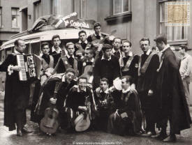 The musicianship and singing Spanish students, traveling through Europe, photographed in front of his bus on Karduansmakargatan