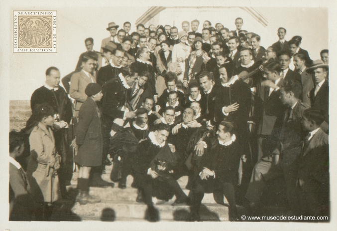 The Estudiantina of the Faculty of Medicine at Cadiz. Group on the stairs of the monument to Columbus at La Rabida