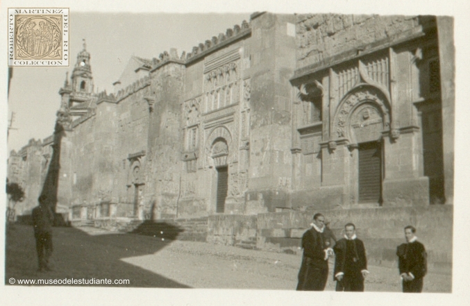 The Estudiantina of the Faculty of Medicine at Cadiz. Side view of the Mosque of Cordoba